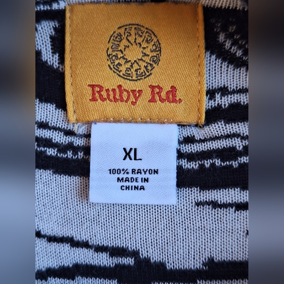 Ruby Rd. Monochrome Abstract Pattern Top - Picture 4 of 6